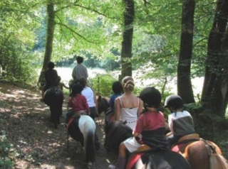  Pbaños a caballo en el bosque cerca de Aurin 